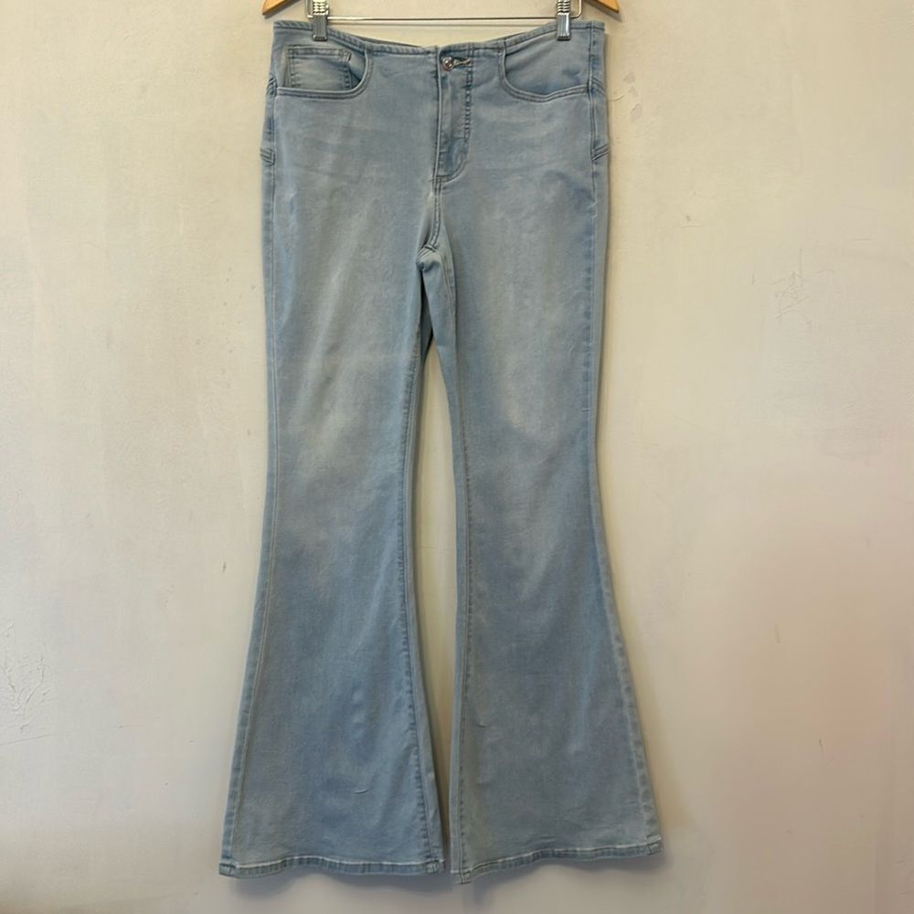 We The Free light wash denim bell bottom jeans Size 31 EUC